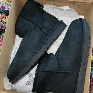 Black mini Uggs